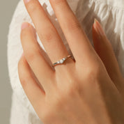  Prata 925 com banho de ouro branco 18k
Pedra: Moissanite - 1.0 ct (quilate).
Ocasião: Compromisso, noivado e Presente inesquecível. 