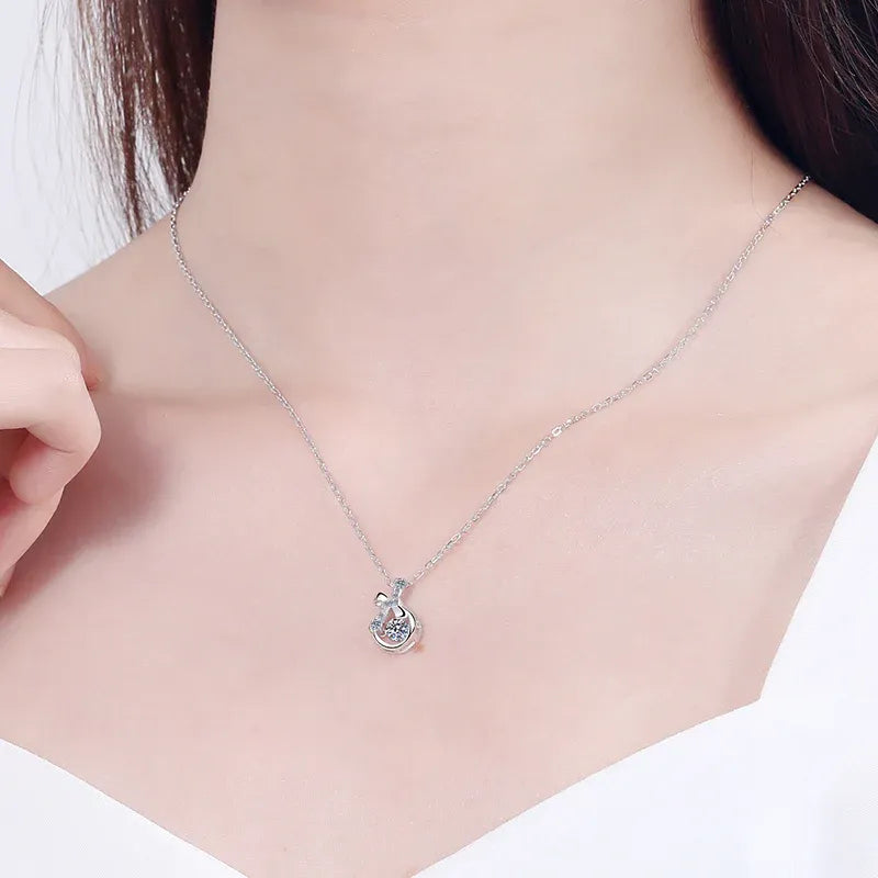 Platina banhada ouro branco 18k.
Pedra: Moissanita 1,0 ct (quilate).