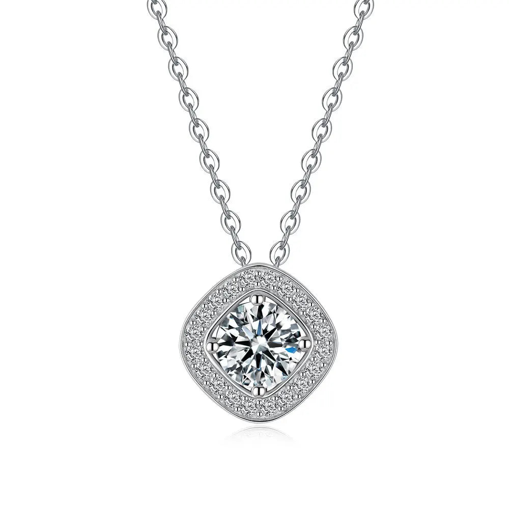 Platina banhada ouro branco 18k.
Pedra: Moissanita 1,0 ct (quilate).