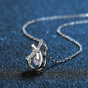 Platina banhada ouro branco 18k.
Pedra: Moissanita 1,0 ct (quilate).