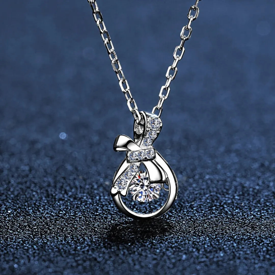Platina banhada ouro branco 18k.
Pedra: Moissanita 1,0 ct (quilate).