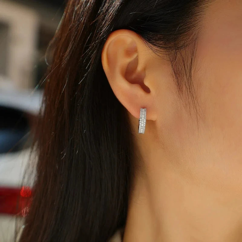 Prata 925 banhada ouro branco 18k.
Pedra: Moissanita.
