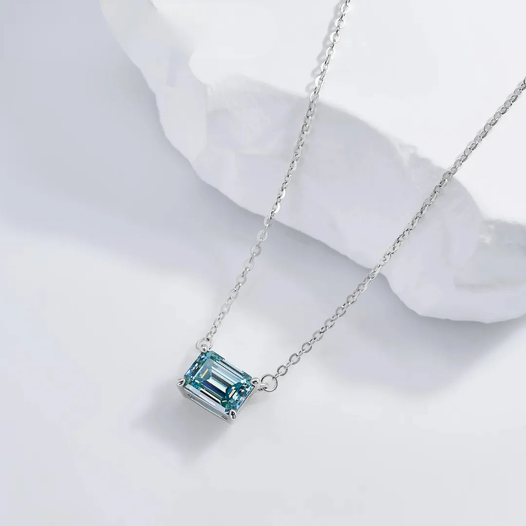 Prata 925 banhada ouro branco 18k.
Pedra: Moissanita ciano 2,0 ct (quilates).