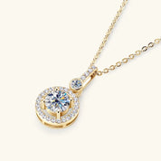  Prata 925 banhada ouro branco 18k.
Pedra: Moissanita ciano 1,3 cts (quilates). 