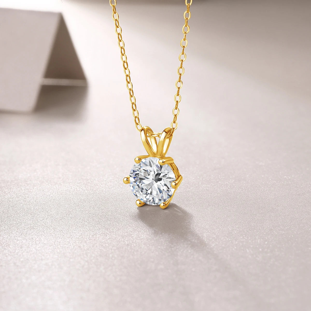 Prata 925 banhada a Ouro 14k.
Pedra: Moissanita 2,0 ct (quilates).