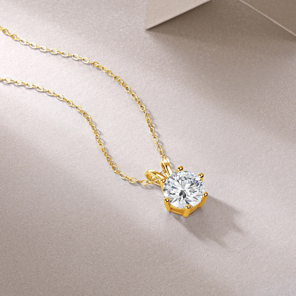 Prata 925 banhada a Ouro 14k.
Pedra: Moissanita 2,0 ct (quilates).