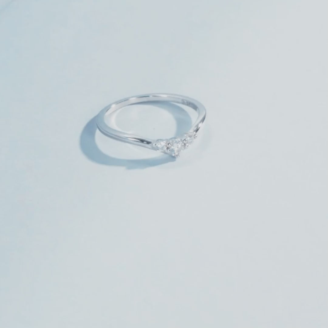  Prata 925 com banho de ouro branco 18k
Pedra: Moissanite - 1.0 ct (quilate).
Ocasião: Compromisso, noivado e Presente inesquecível. 